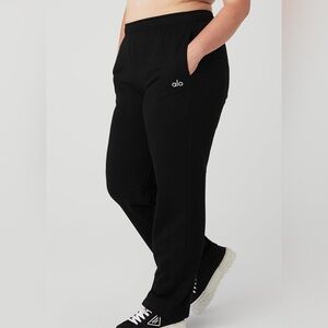 Alo Accolade straight leg sweatpants, Large in Black.